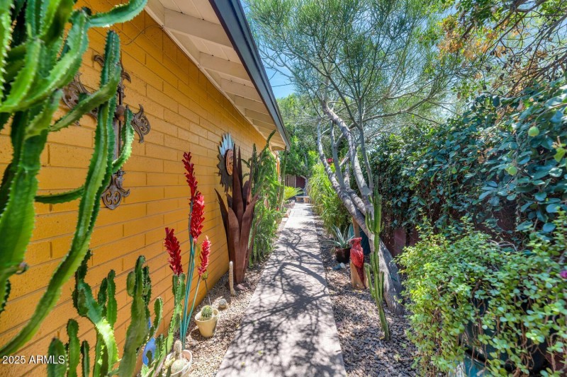 3351 N 6th Ave-large-024-018-3351 N 6th