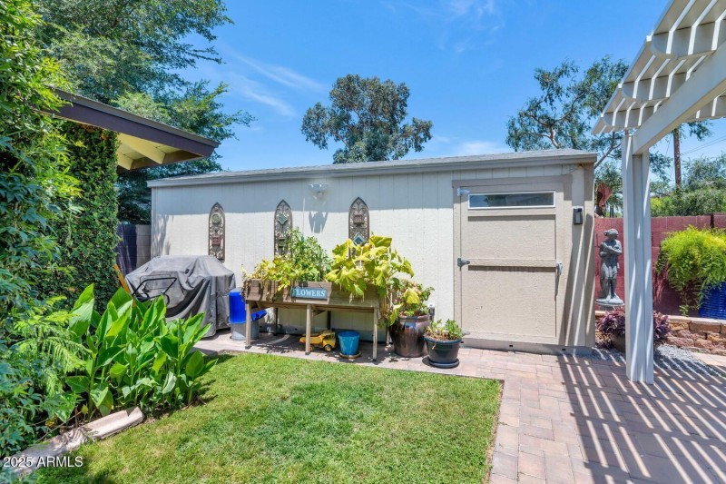 3351 N 6th Ave-large-028-006-3351 N 6th