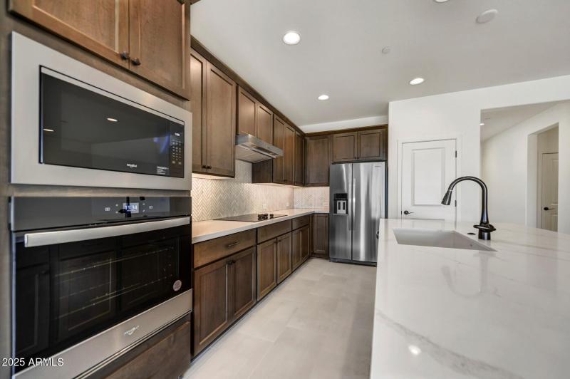 12) KITCHEN DETAIL