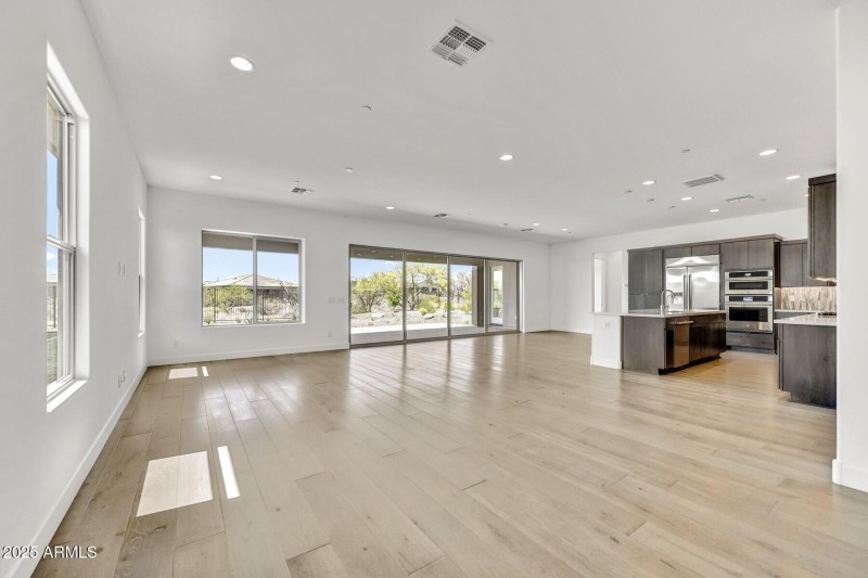 08) GREAT ROOM