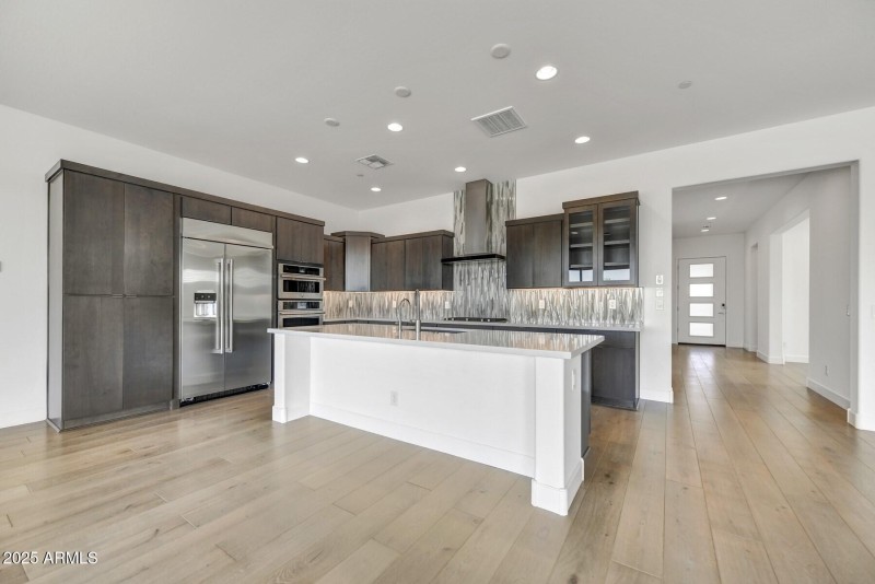 10) KITCHEN