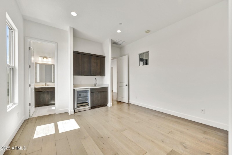 20) GUEST LIVING