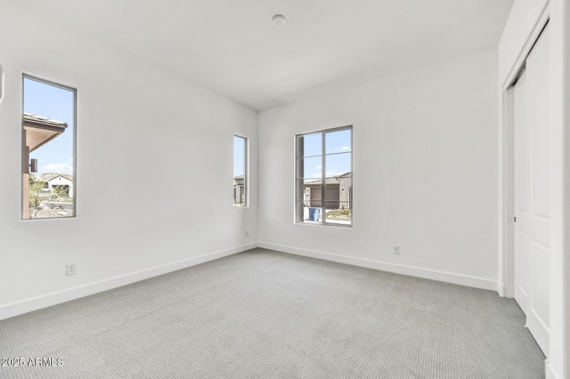 21) GUEST BEDROOM