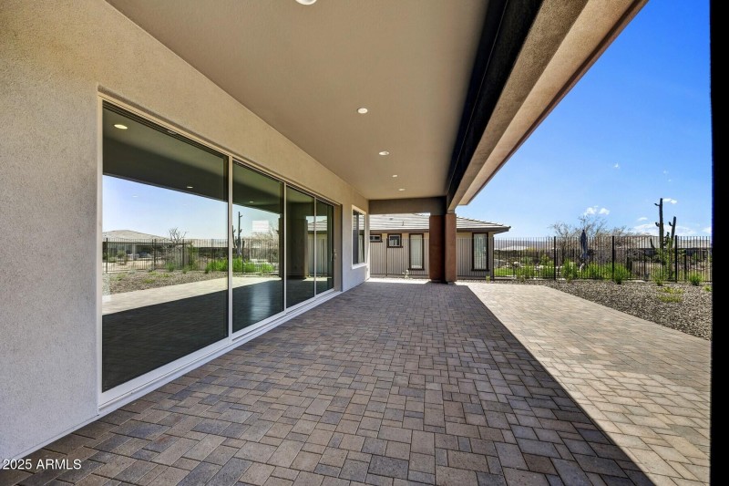 25) PATIO