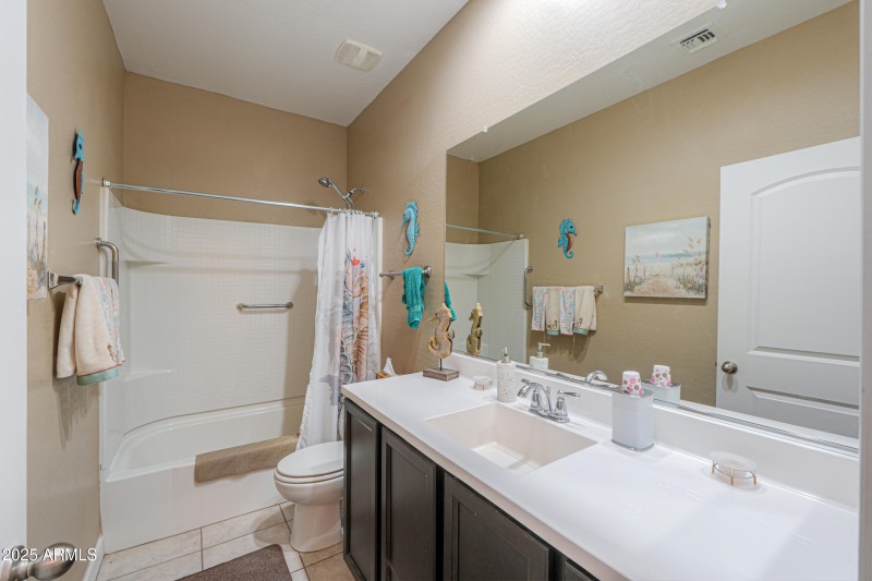 3RD BATHROOM WITH TUB!