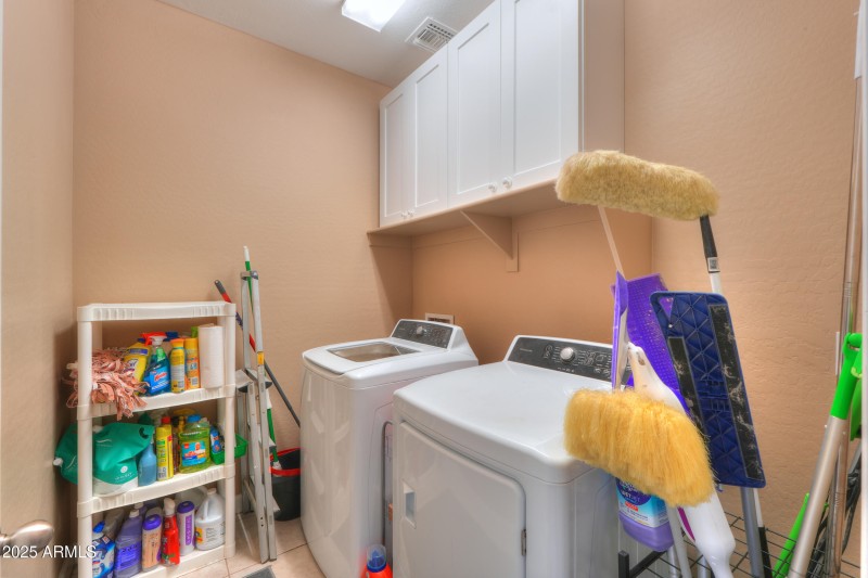 LAUNDRY ROOM W/CABINETS