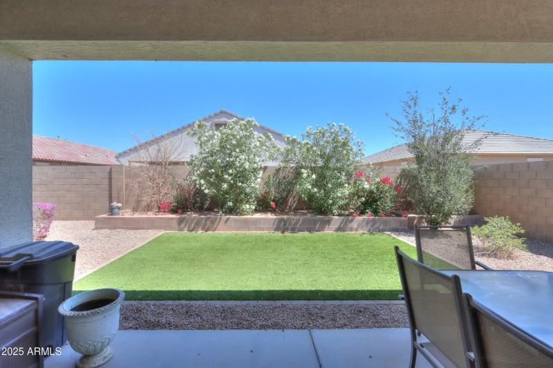 BACKYARD WITH ARTIFICIAL TURF