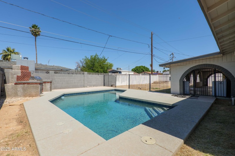 23-5802 N 61st Dr-23