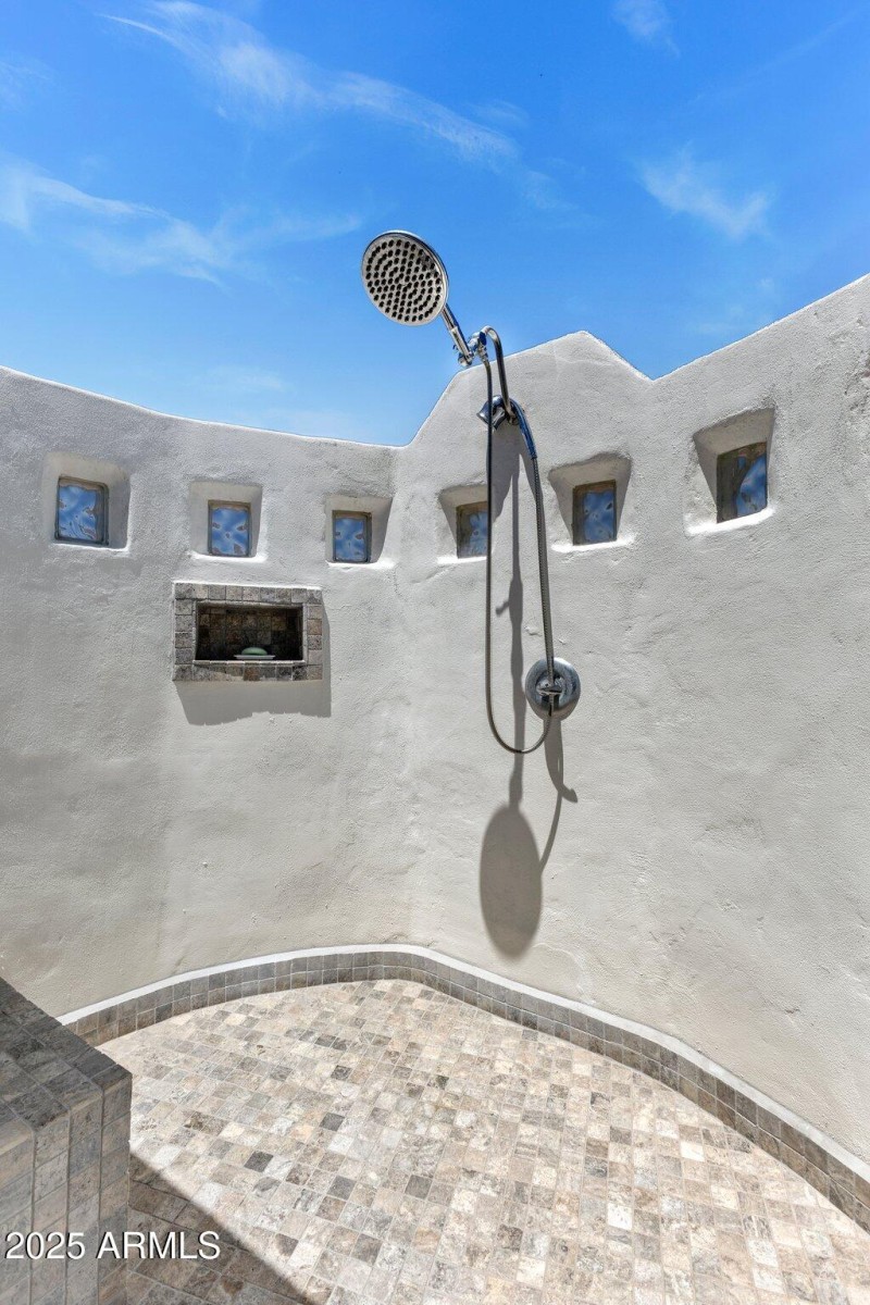 Outdoor Shower w Vacation Vibes