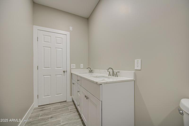 Bathroom 2-pic 3