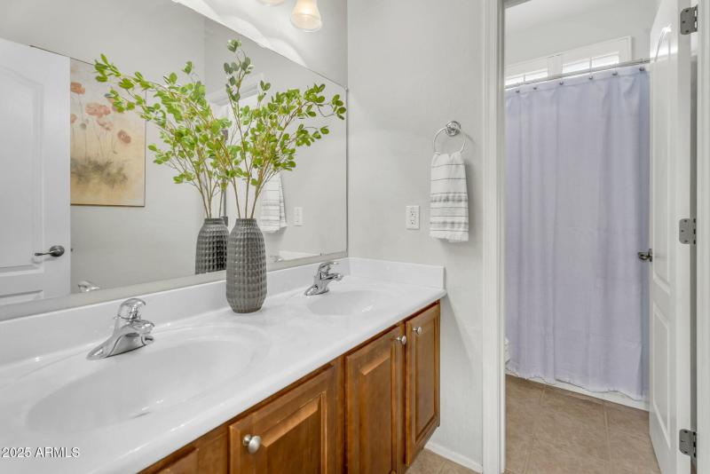 028_32-web-or-mls-29_650