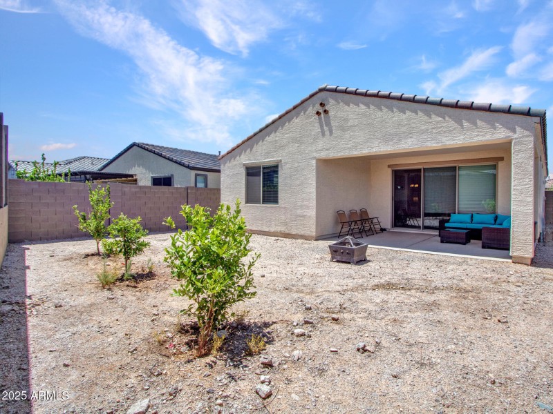 07-Backyard-(4)