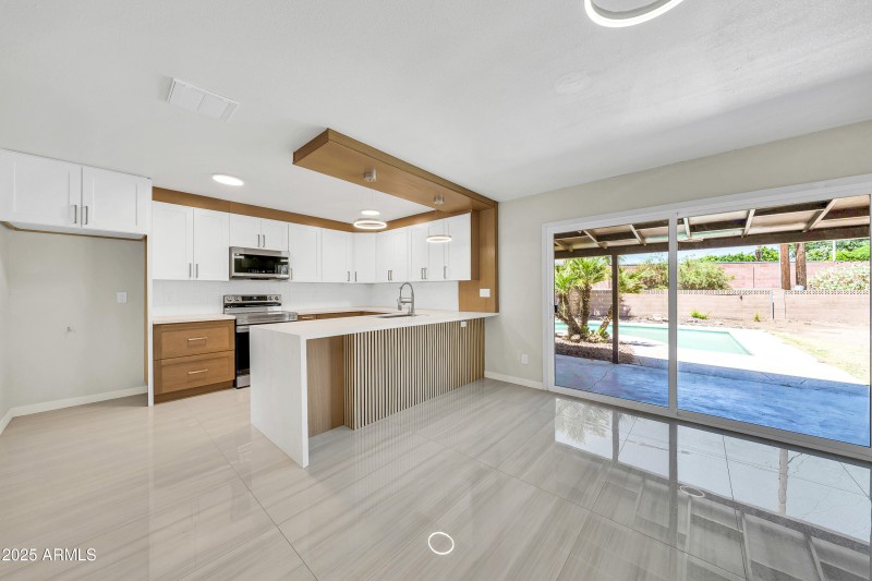 8146 N 17th Dr-7
