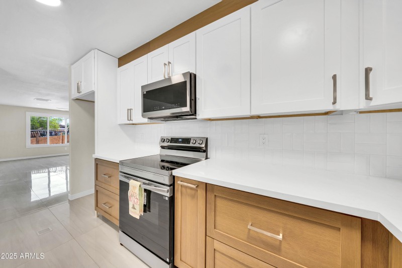 8146 N 17th Dr-10