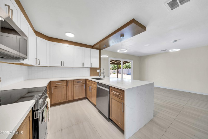 8146 N 17th Dr-12
