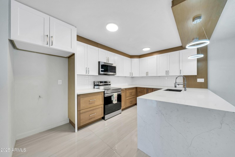 8146 N 17th Dr-13