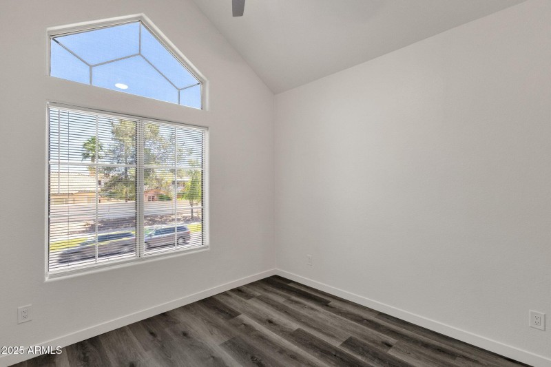 22-web-or-mls-1633-e-lakeside-dr-127