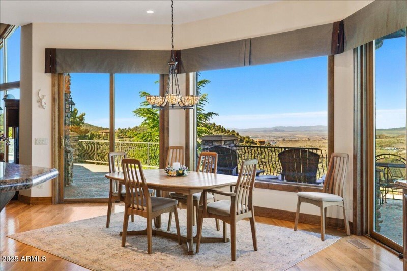 14-Breakfast Nook