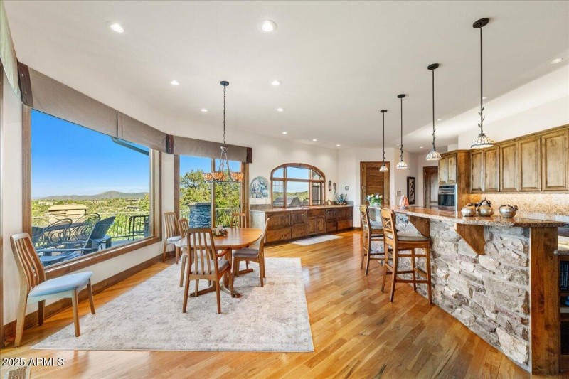 15-Breakfast Nook