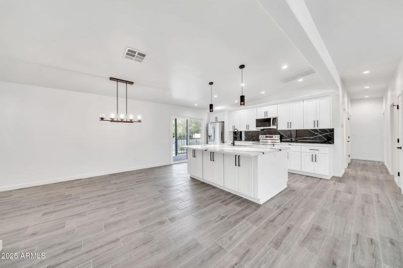 8436 N 13th Pl-6