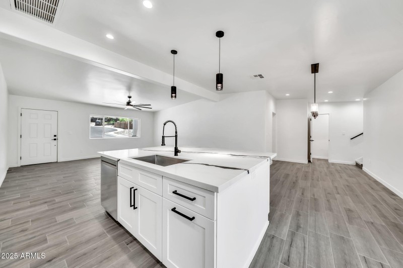8436 N 13th Pl-12