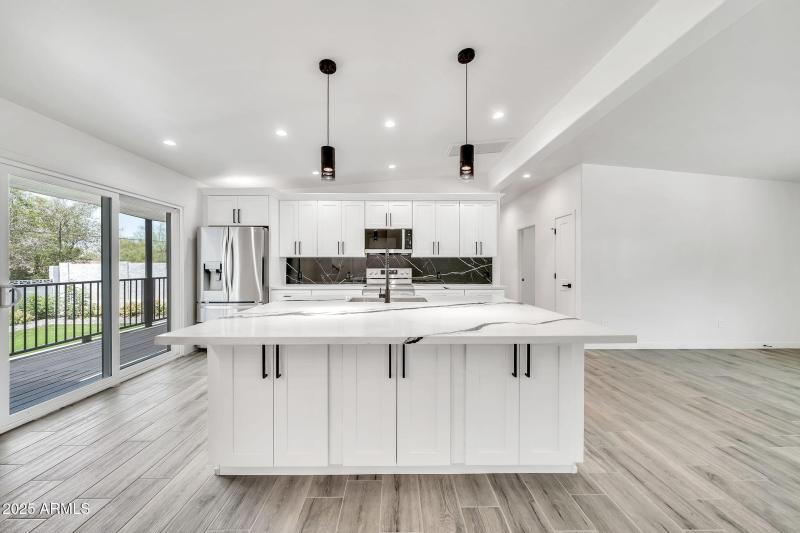8436 N 13th Pl-15