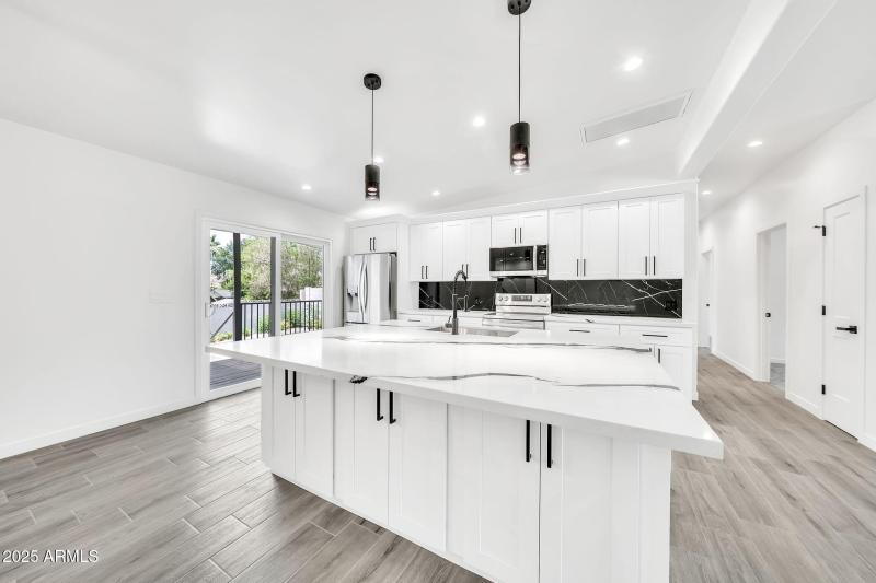 8436 N 13th Pl-16