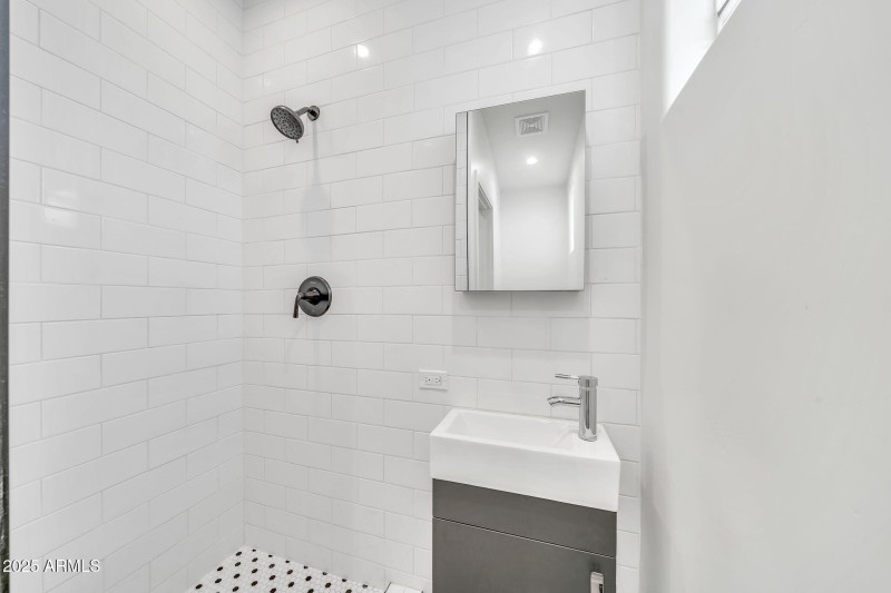 8436 N 13th Pl-17