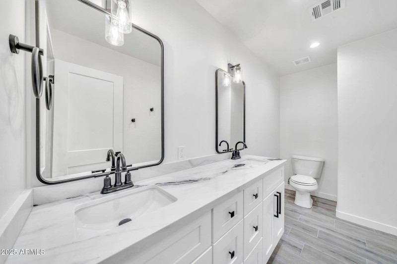 8436 N 13th Pl-33