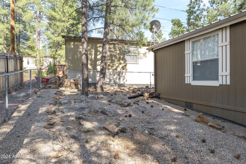21 Fenced Yard