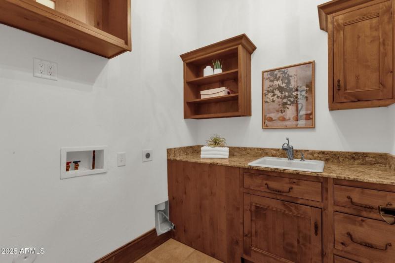 043_2nd Laundry Room