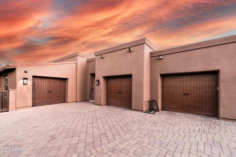 063_Motorcourt & Garages