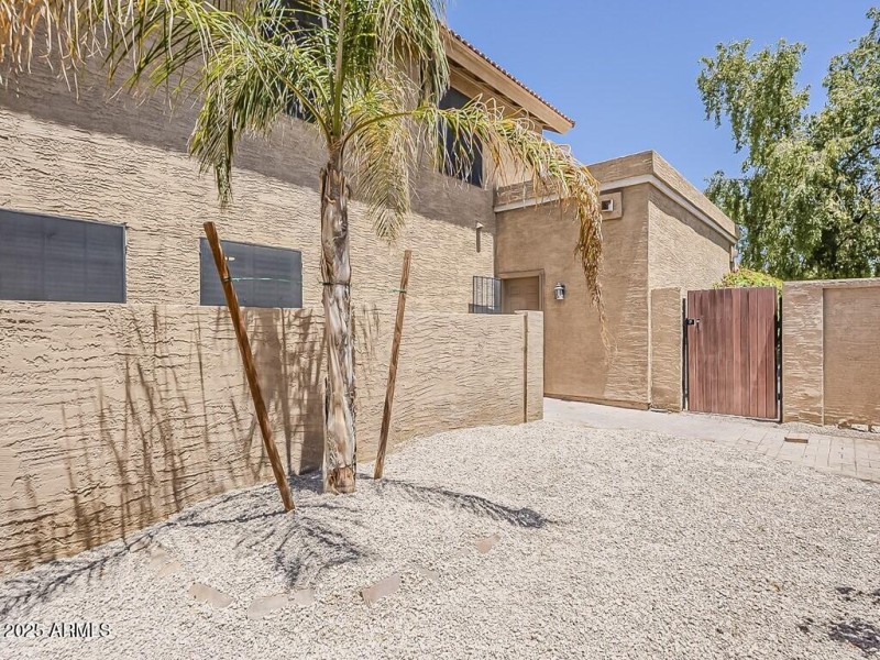 052_Side Yard Area