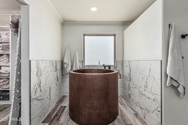 Master bathroom_soaking tub_3