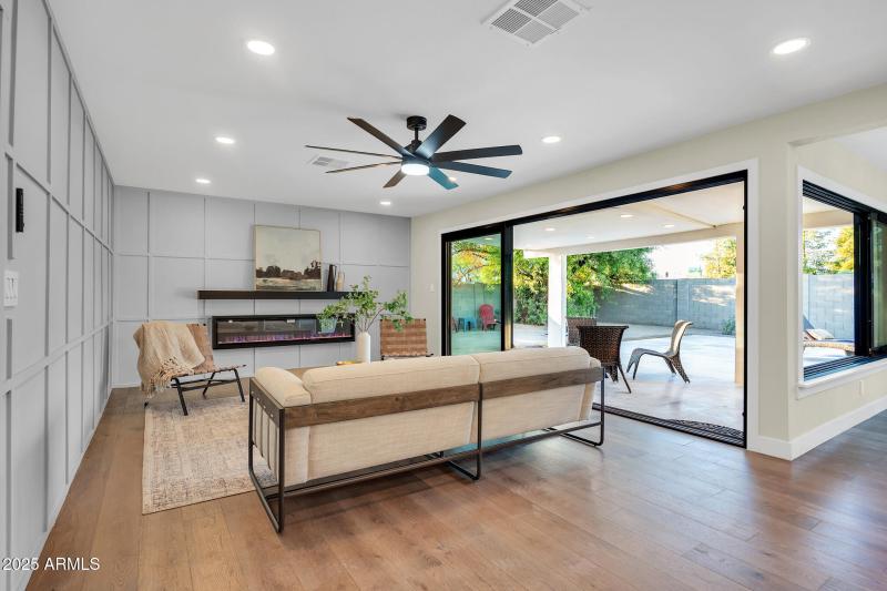 4910 E Shaw Butte Dr-11