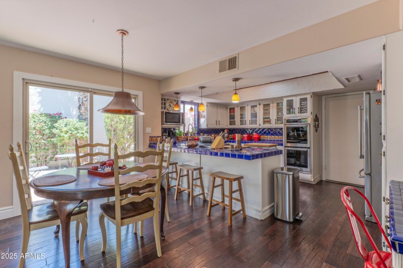 Eat-in kitchenw side patio&breakfast bar
