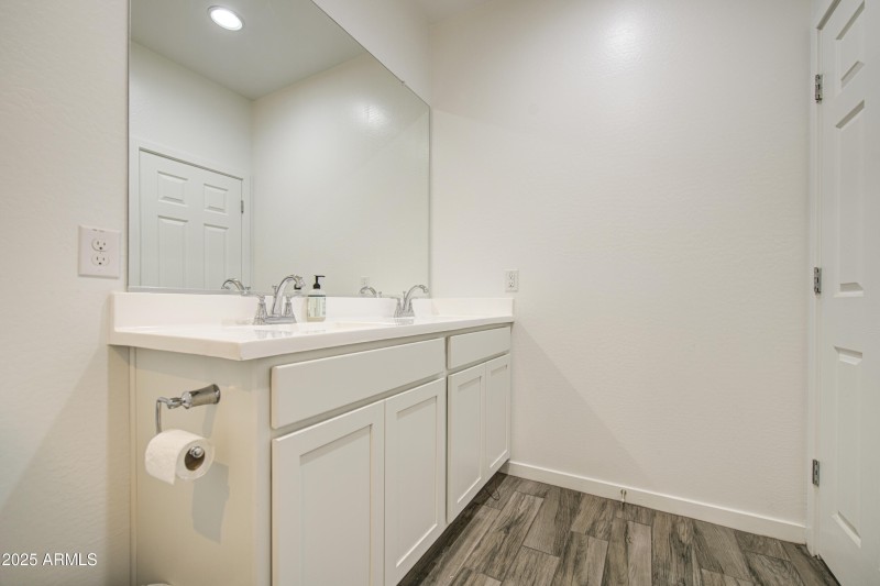 Bathroom 2-pic 3