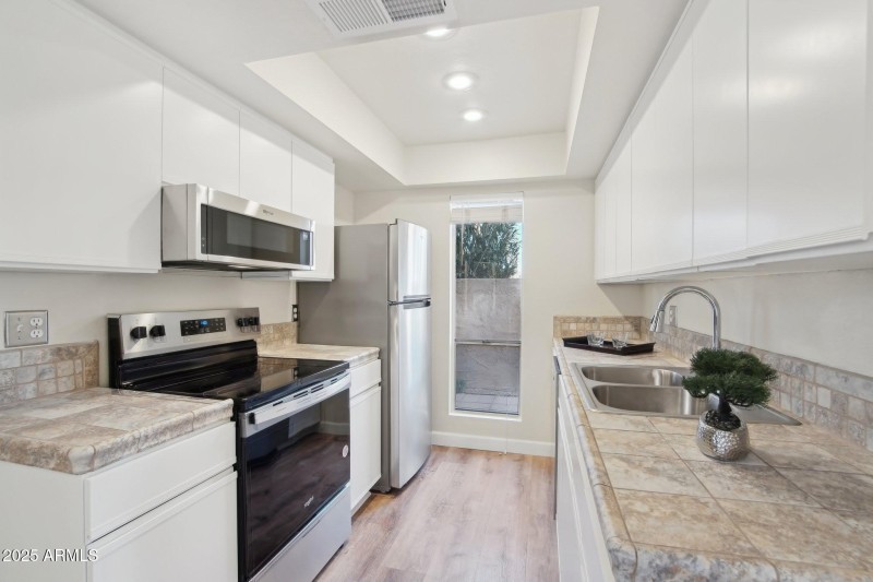 Updated Kitchen w/New Appliances