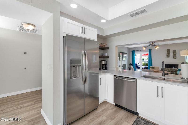 3037 E Rose Ln-large-014-027-TOD1860-150