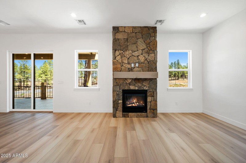 7-Living Room (1)