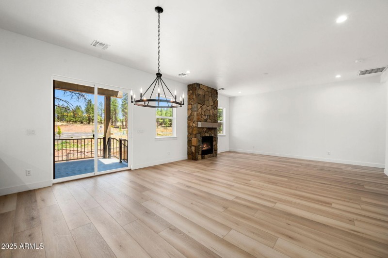 14-Dining Room (2)