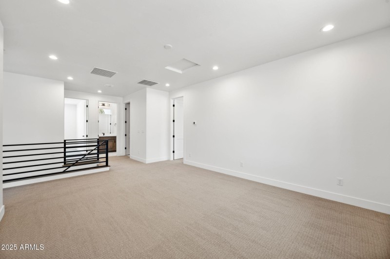 33-Family Room (2)