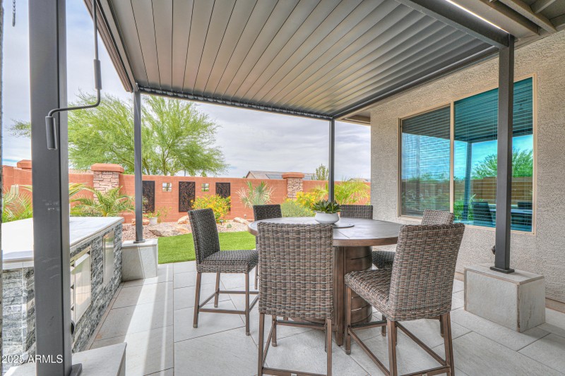 Retractable pergola