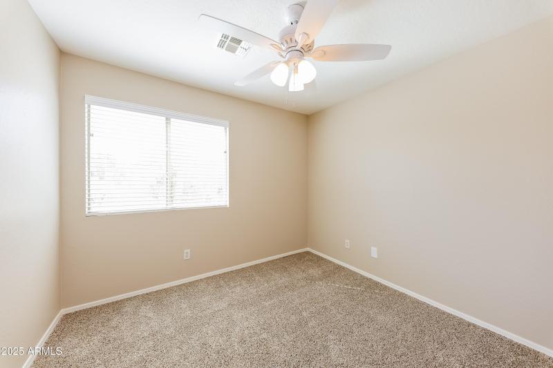 025-photo-bedroom-13573630