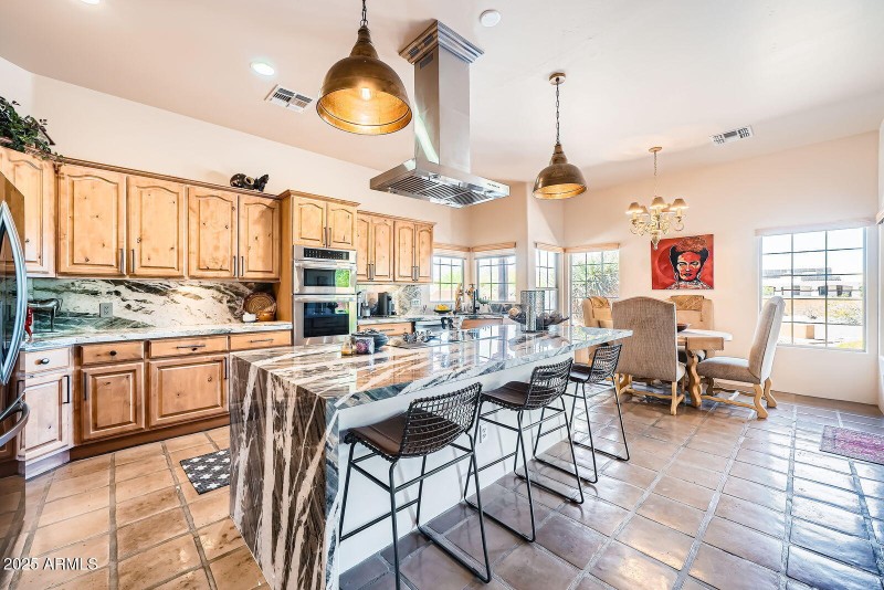 Eat-in Kitchen