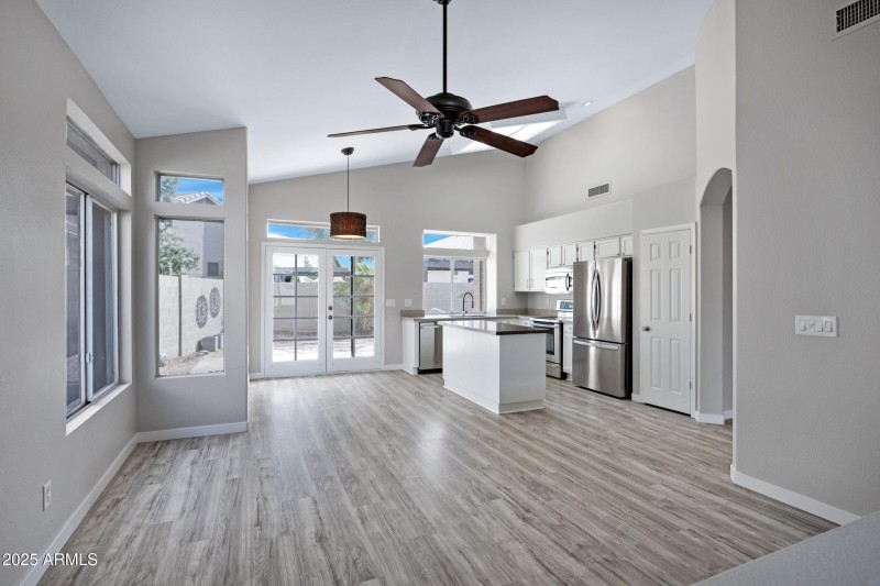 115 W El Freda Rd-10