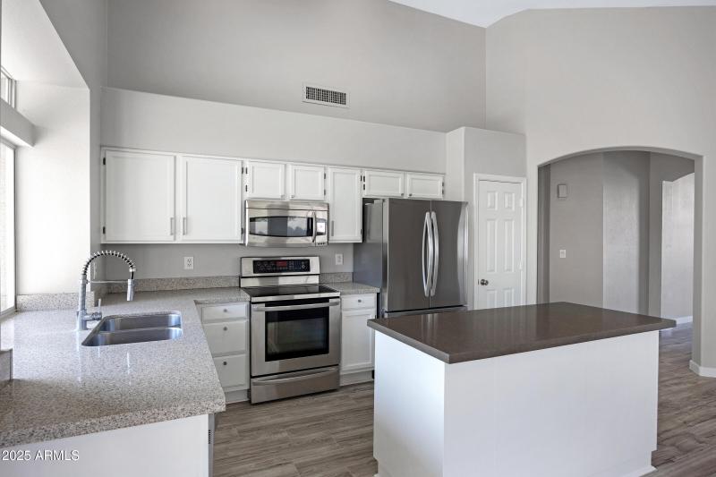 115 W El Freda Rd-13