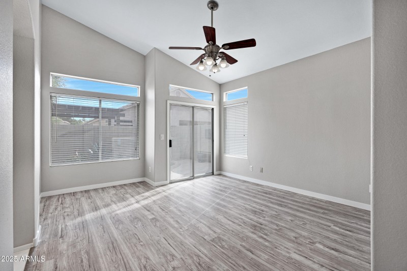 115 W El Freda Rd-23