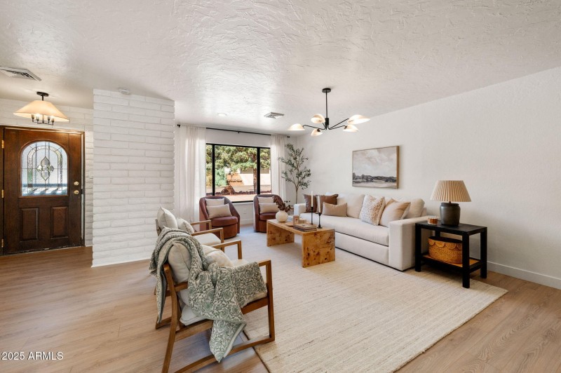 5-Living Room (1)