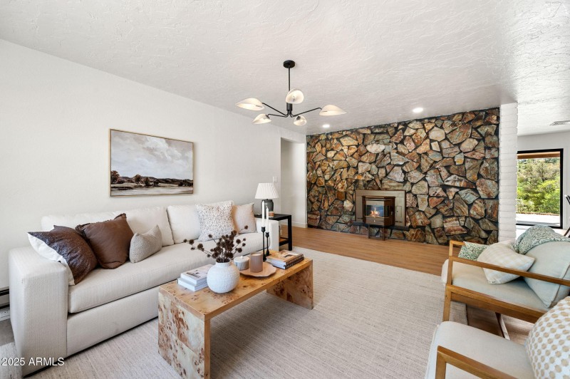 9-Living Room (5)